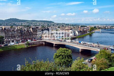 Vue sur rivière Ness vers Western Inverness Highland Ecosse UK avec B861 pont enjambant la rivière Banque D'Images