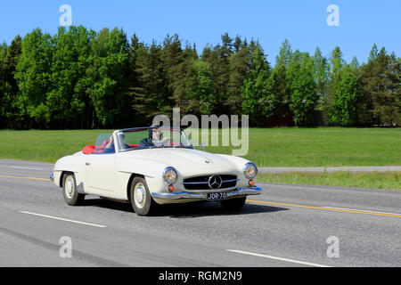 Kaarina, Finlande - le 27 mai 2018 : Mercedes-Benz 190SL Crème roadster de luxe conduit le long de la route sur une journée ensoleillée de l'été dans le sud de la Finlande. Banque D'Images