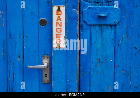 Peint en bleu émaillé avec porte le signe de danger Banque D'Images