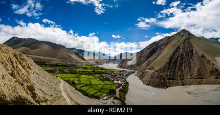 Vue Aérienne Vue panoramique sur la ville et environs agricoles dans la vallée de Kali Gandaki Banque D'Images