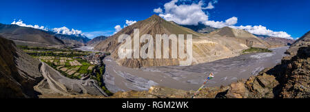 Vue Aérienne Vue panoramique sur la ville et environs agricoles dans la vallée de Kali Gandaki Banque D'Images