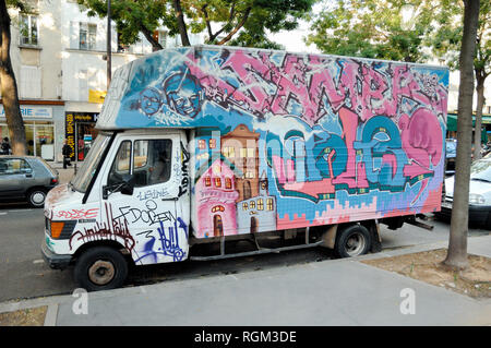 Graffiti-Covered White Van stationné dans Street Paris France Banque D'Images