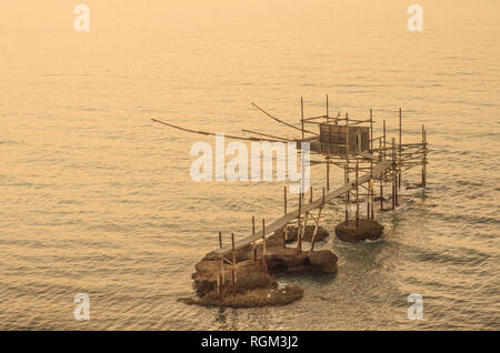 Vue d'un trabucco, une ancienne machine de pêche typique de la côte Adriatique en Italie du sud Banque D'Images