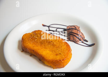 Torrija avec glace au chocolat. L'Espagne. Banque D'Images