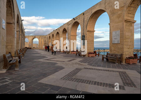 Arches et les vues de la partie supérieure des jardins Barrakka, La Valette, Malte. Banque D'Images