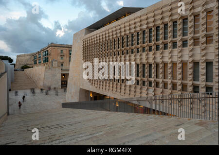 Le nouveau bâtiment du Parlement à La Valette Malte au crépuscule. Conçu par Renzo Piano. Banque D'Images