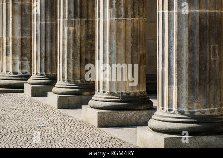 Dans la rangée de colonnes - base de piliers , historique Palais Banque D'Images