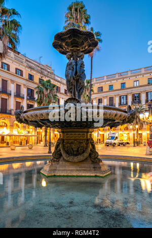 Vue nocturne de la place Plaça Reial ou la Place Royale dans le quartier gothique, Barcelone, Catalogne, Espagne Banque D'Images