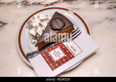 Le gâteau au chocolat Sachertorte original servi au Café Sacher, Salzbourg, Autriche Banque D'Images