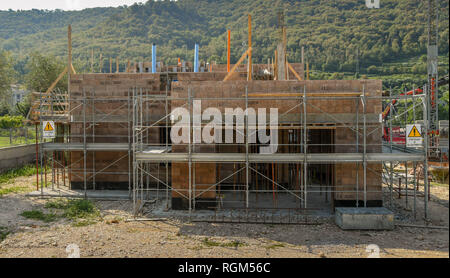 GARDA, ITALIE - Septembre 2018 : maisons en construction à la périphérie de Garda, sur le lac de Garde. Banque D'Images
