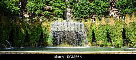 Les célèbres jardins de la Villa D'Este, près de Rome, Italie. Dans le jardin il y a environ cinquante fontaines Banque D'Images