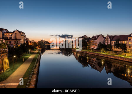 La vieille ville de Bamberg se reflétant dans la rivière Regnitz au crépuscule, Allemagne Banque D'Images