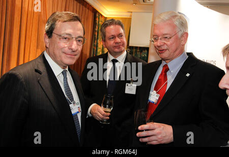 Davos, Suisse. 23 Jan, 2014. Davos, Suisse - le 23 janvier 2014 : Frankfurt répond à Davos par dfv Maleki Groupe lors du WEF, World Economic Forum avec le président de la Banque centrale européenne Mario Draghi et gestionnaire et politicien Roland Koch, EZB, banque, Banken, économie, FIN, Finanzen, Wirtschaf | Conditions de crédit dans le monde entier : dpa/Alamy Live News Banque D'Images