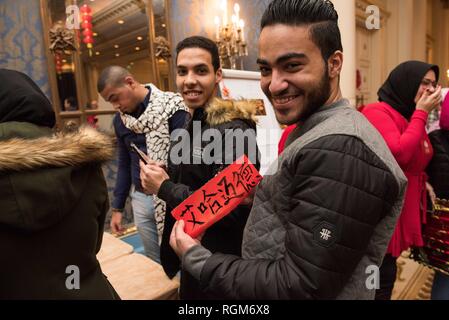 Alexandrie, Egypte. 28 janvier, 2019. Un Égyptien affiche son nom arabe écrit en caractères chinois à une fête célébrant le Festival chinois du Printemps à Alexandrie, au nord de l'Égypte, le 28 janvier 2019. Le peuple chinois et égyptien samedi fête joyeuse commune tenue par le Consulat Général de Chine à Alexandrie pour marquer le prochain Festival chinois du printemps commençant le 5 février cette année. Credit : Meng Tao/Xinhua/Alamy Live News Banque D'Images