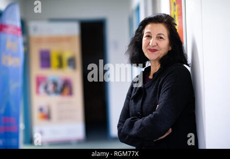 Berlin, Allemagne. 28 janvier, 2019. Necla Kelek, publiciste et membre du conseil d'administration de Terre des Femmes, est basé dans le bureau de Berlin de l'Organisation internationale pour les droits de la femme. A la veille de la journée du hijab le 1er février, un différend a surgi sur la question de savoir s'il couvre-chef islamique restreint la liberté des jeunes filles et des femmes. Crédit : Bernd von Jutrczenka/dpa/Alamy Live News Banque D'Images