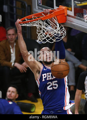 Los Angeles, Californie, USA. 29 janvier, 2019. Philadelphia 76ers' Ben Simmons (25) dunks pendant un match de basket de la NBA entre les Lakers de Los Angeles et les Philadelphia 76ers le Mardi, Janvier 29, 2019, dans la région de Los Angeles. Ringo : crédit Chiu/ZUMA/Alamy Fil Live News Banque D'Images