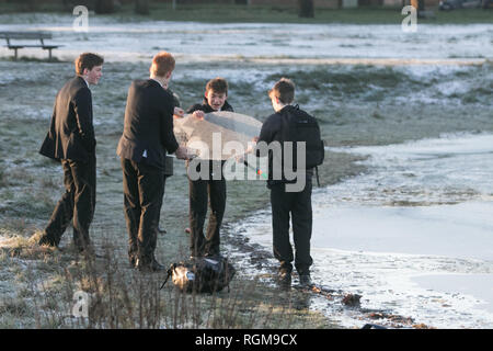 London UK. 30 janvier 2019. Personnes jouant avec des plaques de glace sur Wimbledon Common sur un matin très froid avec la baisse des températures au dessous de zéro Crédit : amer ghazzal/Alamy Live News Banque D'Images