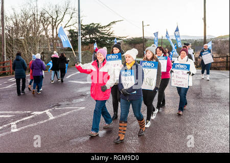 Bantry, West Cork, Irlande. 30 janvier 2019. Plus de 35,000 infirmières autour de l'Irlande ont commencé une grève de 24 heures à 8 heures ce matin. Ils sont en train de surpasser la parité salariale, le recrutement et la rétention du personnel et exigent une augmentation de 12 % du salaire. Ce matin, environ 20 infirmières ont monté une ligne de piquetage à l'hôpital général de Bantry. Crédit : AG News/Alay Live News. Banque D'Images