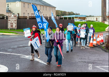 Bantry, West Cork, Irlande. 30 janvier 2019. Plus de 35,000 infirmières autour de l'Irlande ont commencé une grève de 24 heures à 8 heures ce matin. Ils sont en train de surpasser la parité salariale, le recrutement et la rétention du personnel et exigent une augmentation de 12 % du salaire. Ce matin, environ 20 infirmières ont monté une ligne de piquetage à l'hôpital général de Bantry. Crédit : AG News/Alay Live News. Banque D'Images