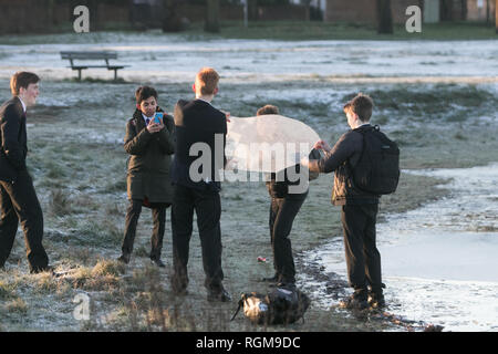 London UK. 30 janvier 2019. Personnes jouant avec des plaques de glace sur Wimbledon Common sur un matin très froid avec la baisse des températures au dessous de zéro Crédit : amer ghazzal/Alamy Live News Banque D'Images