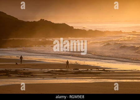 Marmonne, Swansea, Royaume-Uni. 30 janvier, 2019. Les gens à tirer le maximum de la Sunrise at Langland Bay aujourd'hui près de Swansea sur le début d'un hiver glacial matin. Credit : Phil Rees/Alamy Live News Banque D'Images