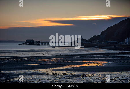 Marmonne, Swansea, Royaume-Uni. 30 janvier, 2019. Aube naître plus petit village balnéaire d'Mumbes aujourd'hui près de Swansea sur le début d'un hiver glacial matin. Credit : Phil Rees/Alamy Live News Banque D'Images