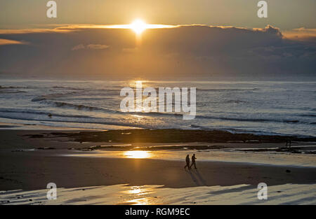 Marmonne, Swansea, Royaume-Uni. 30 janvier, 2019. Les gens à tirer le maximum de la Sunrise at Langland Bay aujourd'hui près de Swansea sur le début d'un hiver glacial matin. Credit : Phil Rees/Alamy Live News Banque D'Images