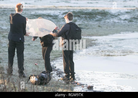 London UK. 30 janvier 2019. Personnes jouant avec des plaques de glace sur Wimbledon Common sur un matin très froid avec la baisse des températures au dessous de zéro Crédit : amer ghazzal/Alamy Live News Banque D'Images