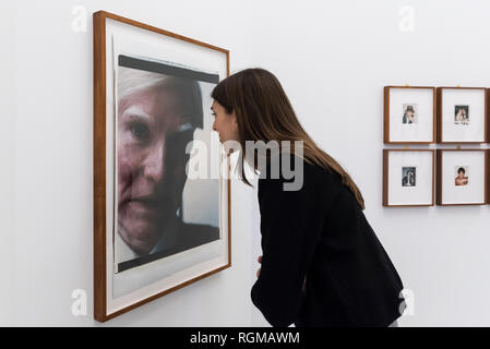 Londres, Royaume-Uni. 30 janvier 2019. Un membre du personnel vues "Portrait" (1979), l'un des rares grands Polaroids portraits par Andy Warhol. Aperçu de 'Andy Warhol photos Polaroid', une exposition de plus de 60 ans d'auto-portrait et photographies Polaroid portrait par Andy Warhol. Les travaux, qui représentent des artistes, des acteurs, des politiciens et les amis de son entourage en usine à New York durant les années 1970 et 1980, sont exposées du 2 février au 13 avril 2019 à Bastian Galerie dans Mayfair. Crédit : Stephen Chung / Alamy Live News Banque D'Images