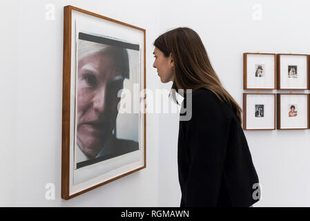 Londres, Royaume-Uni. 30 janvier 2019. Un membre du personnel vues "Portrait" (1979), l'un des rares grands Polaroids portraits par Andy Warhol. Aperçu de 'Andy Warhol photos Polaroid', une exposition de plus de 60 ans d'auto-portrait et photographies Polaroid portrait par Andy Warhol. Les travaux, qui représentent des artistes, des acteurs, des politiciens et les amis de son entourage en usine à New York durant les années 1970 et 1980, sont exposées du 2 février au 13 avril 2019 à Bastian Galerie dans Mayfair. Crédit : Stephen Chung / Alamy Live News Banque D'Images