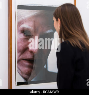 Londres, Royaume-Uni. 30 janvier 2019. Un membre du personnel vues "Portrait" (1979), l'un des rares grands Polaroids portraits par Andy Warhol. Aperçu de 'Andy Warhol photos Polaroid', une exposition de plus de 60 ans d'auto-portrait et photographies Polaroid portrait par Andy Warhol. Les travaux, qui représentent des artistes, des acteurs, des politiciens et les amis de son entourage en usine à New York durant les années 1970 et 1980, sont exposées du 2 février au 13 avril 2019 à Bastian Galerie dans Mayfair. Crédit : Stephen Chung / Alamy Live News Banque D'Images