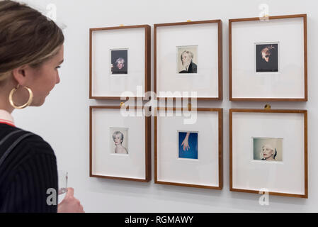 Londres, Royaume-Uni. 30 janvier 2019. Un membre du personnel affiche une série d'autoportraits (1977 à 1986) par Andy Warhol. Aperçu de 'Andy Warhol photos Polaroid', une exposition de plus de 60 ans d'auto-portrait et photographies Polaroid portrait par Andy Warhol. Les travaux, qui représentent des artistes, des acteurs, des politiciens et les amis de son entourage en usine à New York durant les années 1970 et 1980, sont exposées du 2 février au 13 avril 2019 à Bastian Galerie dans Mayfair. Crédit : Stephen Chung / Alamy Live News Banque D'Images