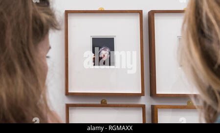 Londres, Royaume-Uni. 30 janvier 2019. Les visiteurs de visualiser une d'une série d'autoportraits (1977 à 1986) par Andy Warhol. Aperçu de 'Andy Warhol photos Polaroid', une exposition de plus de 60 ans d'auto-portrait et photographies Polaroid portrait par Andy Warhol. Les travaux, qui représentent des artistes, des acteurs, des politiciens et les amis de son entourage en usine à New York durant les années 1970 et 1980, sont exposées du 2 février au 13 avril 2019 à Bastian Galerie dans Mayfair. Crédit : Stephen Chung / Alamy Live News Banque D'Images