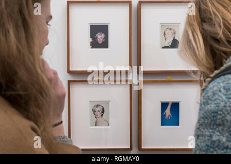 Londres, Royaume-Uni. 30 janvier 2019. Visiteurs afficher une série d'autoportraits (1977 à 1986) par Andy Warhol. Aperçu de 'Andy Warhol photos Polaroid', une exposition de plus de 60 ans d'auto-portrait et photographies Polaroid portrait par Andy Warhol. Les travaux, qui représentent des artistes, des acteurs, des politiciens et les amis de son entourage en usine à New York durant les années 1970 et 1980, sont exposées du 2 février au 13 avril 2019 à Bastian Galerie dans Mayfair. Crédit : Stephen Chung / Alamy Live News Banque D'Images