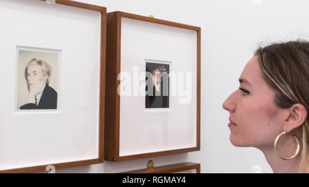Londres, Royaume-Uni. 30 janvier 2019. Un membre du personnel vues "Portrait" (1977) (L) et "autoportrait dans l'Effroi perruque' (1986) (R) par Andy Warhol. Aperçu de 'Andy Warhol photos Polaroid', une exposition de plus de 60 ans d'auto-portrait et photographies Polaroid portrait par Andy Warhol. Les travaux, qui représentent des artistes, des acteurs, des politiciens et les amis de son entourage en usine à New York durant les années 1970 et 1980, sont exposées du 2 février au 13 avril 2019 à Bastian Galerie dans Mayfair. Crédit : Stephen Chung / Alamy Live News Banque D'Images