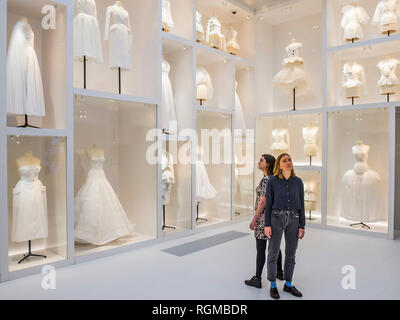 Londres, Royaume-Uni. 30 janvier, 2019. Les Ateliers - Christian Dior : Créateur de rêves - l'exposition la plus importante et la plus complète jamais organisée au Royaume-Uni sur la maison Dior. De 1947 à aujourd'hui, il retrace l'histoire et l'impact de l'un des plus influents du xxe siècle couturiers et les six directeurs artistiques qui lui ont succédé. Crédit : Guy Bell/Alamy Live News Banque D'Images