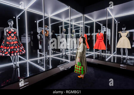 Londres, Royaume-Uni. 30 janvier, 2019. Christian Dior : Créateur de rêves - l'exposition la plus importante et la plus complète jamais organisée au Royaume-Uni sur la maison Dior. De 1947 à aujourd'hui, il retrace l'histoire et l'impact de l'un des plus influents du xxe siècle couturiers et les six directeurs artistiques qui lui ont succédé. Faits saillants de l'exposition : une robe portée par la princesse Margaret pour son 21e anniversaire, le célèbre Bar Dior Couleur de l'avant-garde de sa première collection en 1947 et une magnifique salle de bal scène affichant 70 ans de haute couture superbe tenue de soirée. C Banque D'Images