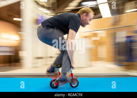 Nurmberg, Allemagne. 30Th Jan, 2019. David Becker, directeur général de l'Allemand fabricant de bicyclettes, QU-AX est une circonscription mini bike à la Foire internationale du jouet en 2019. Le plus grand salon du jouet aura lieu cette année du 30 janvier au 3 février 2019. Photo : Daniel Karmann/dpa dpa : Crédit photo alliance/Alamy Live News Banque D'Images