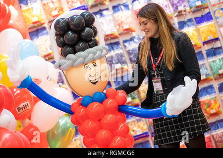 Nurmberg, Allemagne. 30Th Jan, 2019. Un ballon figure sur la base d'un soldat de la Garde côtière canadienne est exposée au stand de l'fabricant italien Nouveau Ballon magasin à l'International Toy Fair 2019. Le plus grand salon du jouet aura lieu cette année du 30 janvier au 3 février 2019. Photo : Daniel Karmann/dpa dpa : Crédit photo alliance/Alamy Live News Banque D'Images