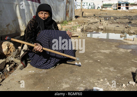 Al Marj, le Liban. 30Th Jan, 2019. Un réfugié syrien âgé femme est assise devant sa tente au camp de réfugiés d'Al Marj. Le Liban, l'hôte de quelque 1,5 millions de Syriens, a appelé les puissances mondiales d'intensifier les efforts pour les réfugiés syriens de rentrer chez eux, indépendamment d'une solution politique au conflit dans sa guerre de toutes parts, voisin. Credit : Marwan Naamani/afp/Alamy Live News Banque D'Images