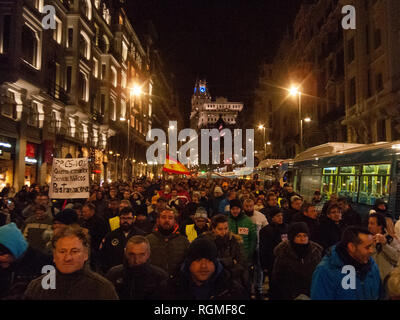 Madrid, Espagne. 30 janvier, 2019. Les chauffeurs de taxi à Madrid pour protester contre les entreprises de location de véhicules comme Cabify ou Uber, et demandant la réglementation de ce type de système de transport. Credit : Valentin/Sama-Rojo Alamy Live News. Banque D'Images