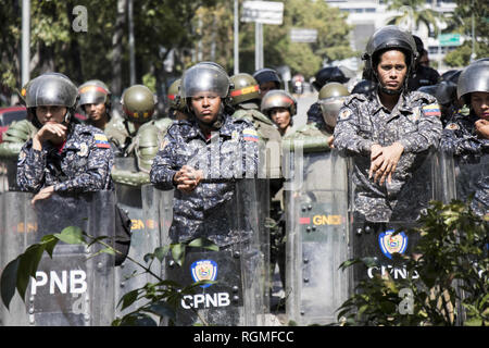 Caracas, Venezuela. 30Th Jan, 2019. Les membres de la Police nationale bolivarienne (PNB) jusqu'à la ligne gardent l'entrée de l'Université centrale du Venezuela (UCV) à Caracas, au cours d'une manifestation contre le gouvernement du président Nicolas Maduro, appelé par le chef de l'opposition et l'auto-proclamé président par intérim ''Juan Guaido'', le 30 janvier 2019. Le président vénézuélien Nicolas Maduro a mercredi à "mercenaires "militaire'' dit-il conspirent pour diviser les forces armées et de l'intrigue d'un coup comme l'opposition prévu une nouvelle protestation à forcer le chef socialiste du pouvoir. (Crédit Image : © Elyxandro C Banque D'Images