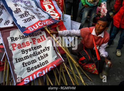 Kolkata, Bengale occidental, Inde. 30Th Jan, 2019. Un tas de banderoles et des pancartes vu pendant la manifestation.Tous les élèves et l'Organisation démocratique de l'Inde l'Unité socialiste Centre d'Inde (Communiste) a organisé un rassemblement de masse avec une demande de partir passer Echec système dans l'éducation dans l'état de cette année pour le gouvernement du Bengale occidental. Credit : Avishek Das/SOPA Images/ZUMA/Alamy Fil Live News Banque D'Images