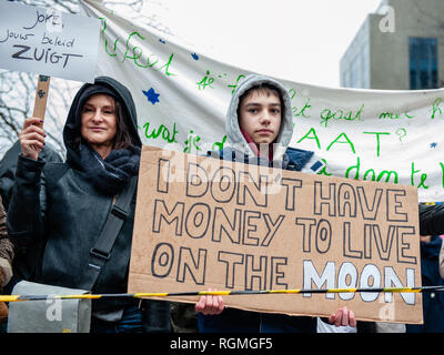 Bruxelles, Brabant, Belgique. 27 Jan, 2019. Une femme et un garçon sont vu la tenue des pancartes pendant la manifestation.''prends pour la Belgique du climat'', a organisé une marche avec le soutien de Greenpeace et du climat Express, de contester le gouvernement belge ainsi que les chefs d'état qui va à du sommet du Conseil européen de Bruxelles. La marche a commencé à la Gare du Nord, et se termine à la place du Luxembourg, face au Parlement européen. C'était la première journée d'action climatique ''Crédit' : Ana Fernandez/SOPA Images/ZUMA/Alamy Fil Live News Banque D'Images