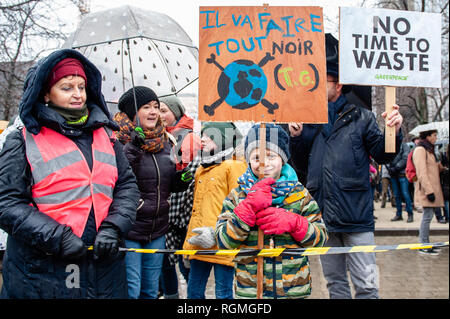 Bruxelles, Brabant, Belgique. 27 Jan, 2019. Un enfant est considéré holding a placard pendant la manifestation.''prends pour la Belgique du climat'', a organisé une marche avec le soutien de Greenpeace et du climat Express, de contester le gouvernement belge ainsi que les chefs d'état qui va à du sommet du Conseil européen de Bruxelles. La marche a commencé à la Gare du Nord, et se termine à la place du Luxembourg, face au Parlement européen. C'était la première journée d'action climatique ''Crédit' : Ana Fernandez/SOPA Images/ZUMA/Alamy Fil Live News Banque D'Images