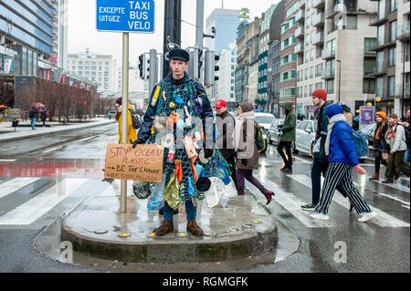 Bruxelles, Brabant, Belgique. 27 Jan, 2019. Un homme portant la corbeille de la mer vu holding a placard pendant la manifestation.''prends pour la Belgique du climat'', a organisé une marche avec le soutien de Greenpeace et du climat Express, de contester le gouvernement belge ainsi que les chefs d'état qui va à du sommet du Conseil européen de Bruxelles. La marche a commencé à la Gare du Nord, et se termine à la place du Luxembourg, face au Parlement européen. C'était la première journée d'action climatique ''Crédit' : Ana Fernandez/SOPA Images/ZUMA/Alamy Fil Live News Banque D'Images