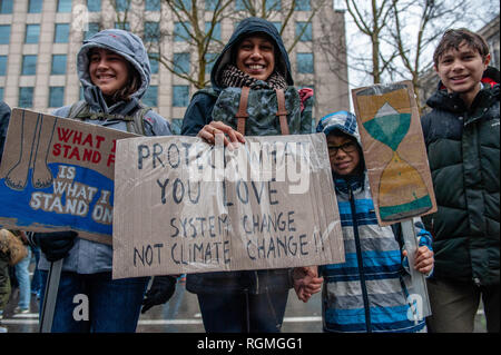 Bruxelles, Brabant, Belgique. 27 Jan, 2019. Une femme avec des enfants vu la tenue des pancartes pendant la manifestation.''prends pour la Belgique du climat'', a organisé une marche avec le soutien de Greenpeace et du climat Express, de contester le gouvernement belge ainsi que les chefs d'état qui va à du sommet du Conseil européen de Bruxelles. La marche a commencé à la Gare du Nord, et se termine à la place du Luxembourg, face au Parlement européen. C'était la première journée d'action climatique ''Crédit' : Ana Fernandez/SOPA Images/ZUMA/Alamy Fil Live News Banque D'Images