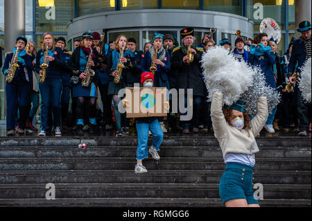 Bruxelles, Brabant, Belgique. 27 Jan, 2019. Une bande vu jouer de la musique avec un garçon tenant une pancarte qui dit "il n'y a pas de planète B" pendant la manifestation.''prends pour la Belgique du climat'', a organisé une marche avec le soutien de Greenpeace et du climat Express, de contester le gouvernement belge ainsi que les chefs d'état qui va à du sommet du Conseil européen de Bruxelles. La marche a commencé à la Gare du Nord, et se termine à la place du Luxembourg, face au Parlement européen. C'était la première journée d'action climatique ''Crédit' : Ana Fernandez/SOPA Images/ZUMA/Alamy Fil Live News Banque D'Images