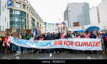 Bruxelles, Brabant, Belgique. 27 Jan, 2019. Vu les manifestants criant des slogans et en maintenant un énorme bannières pendant la manifestation.''prends pour la Belgique du climat'', a organisé une marche avec le soutien de Greenpeace et du climat Express, de contester le gouvernement belge ainsi que les chefs d'état qui va à du sommet du Conseil européen de Bruxelles. La marche a commencé à la Gare du Nord, et se termine à la place du Luxembourg, face au Parlement européen. C'était la première journée d'action climatique ''Crédit' : Ana Fernandez/SOPA Images/ZUMA/Alamy Fil Live News Banque D'Images