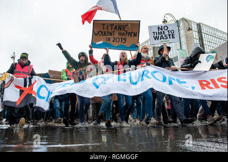 Bruxelles, Brabant, Belgique. 27 Jan, 2019. Vu les manifestants criant des slogans et en maintenant un énorme bannières pendant la manifestation.''prends pour la Belgique du climat'', a organisé une marche avec le soutien de Greenpeace et du climat Express, de contester le gouvernement belge ainsi que les chefs d'état qui va à du sommet du Conseil européen de Bruxelles. La marche a commencé à la Gare du Nord, et se termine à la place du Luxembourg, face au Parlement européen. C'était la première journée d'action climatique ''Crédit' : Ana Fernandez/SOPA Images/ZUMA/Alamy Fil Live News Banque D'Images